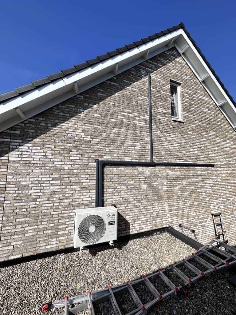 Warmtepomp installatie aan buitenmuur van een huis